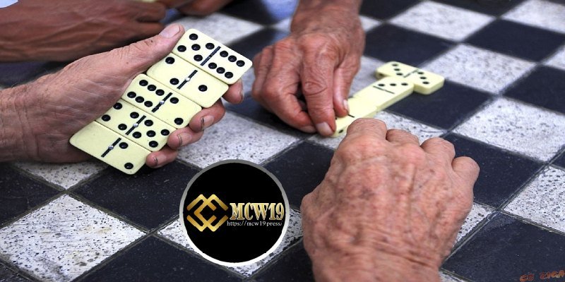 Phân tích đối thủ và điều chỉnh chiến thuật hợp lý trong luật chơi domino